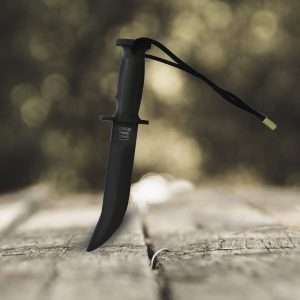 Corvo atacameño táctico completamente negro con empuñadura texturizada y cordón trenzado.