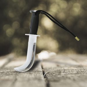 Corvo comando cromado con empuñadura negra texturizada y cordón trenzado.