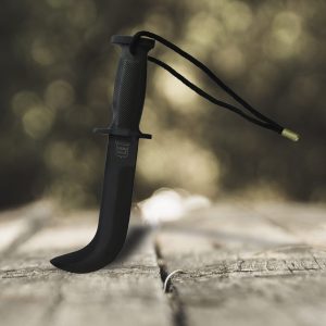 Corvo comando táctico completamente negro con empuñadura texturizada y cordón trenzado.