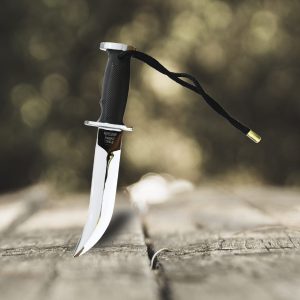 Corvo atacameño cromado con empuñadura negra texturizada y cordón táctico.